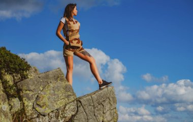 Seyahat ve kamp. Doğaya geri dönmek için kamp yapmak. Güneşli bir günde kamp yapmak. Kaygısız