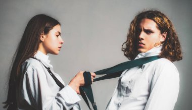 Genç romantik çift birlikte olmaktan zevk alıyor. Aşık genç ve güzel bir çift. Takım elbiseli yakışıklı bir erkek modelin portresi. Genç
