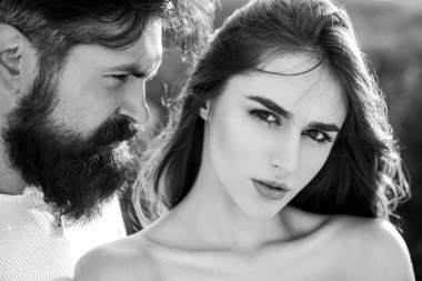 Genç ihale sevgilisi şehvetli seksi bayan yumuşak cilt dokunmadan sahiptir. Sevgilisi zevk seks hissi ile Tutkulu azgın kadın. Romantik an