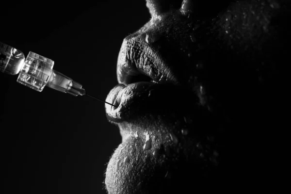 Dudak Büyütme Prosedürü Kadın Ağzı Şırıngası Hyaluronik Asit Enjeksiyonu Yaş — Stok fotoğraf