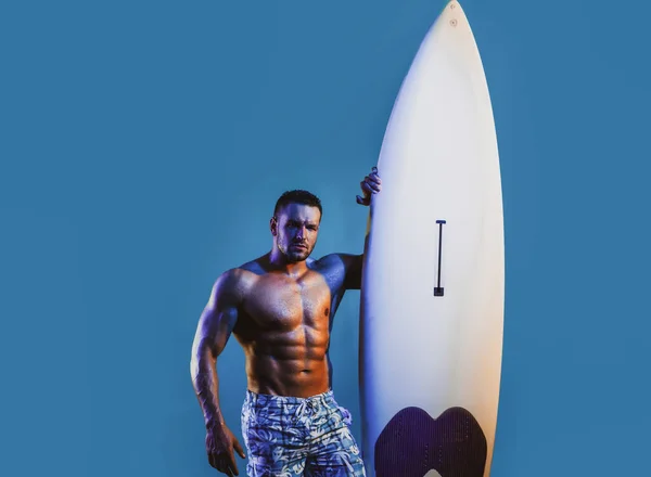 Serfer Gespierde Man Met Neon Surfplank Geïsoleerd Blauw Mannelijke Branding — Stockfoto