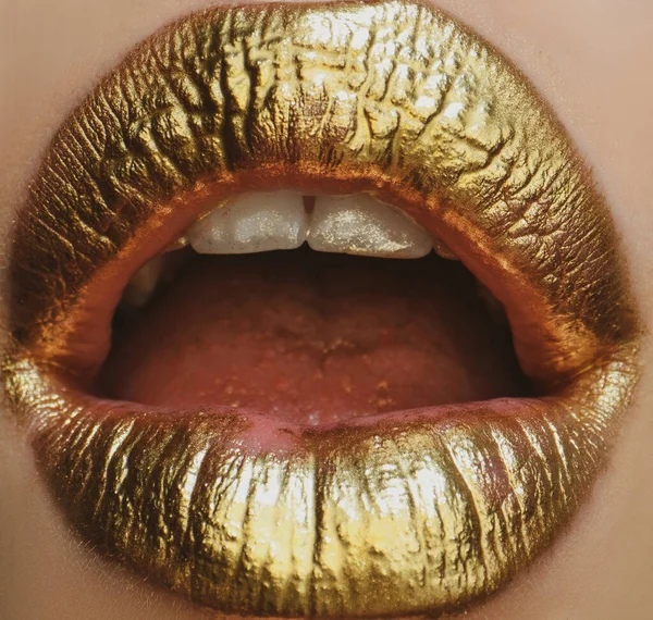 Сексуальная Девушка Золотыми Губами Открытым Ртом Сияющий Золотой Макияж Блестящий — стоковое фото