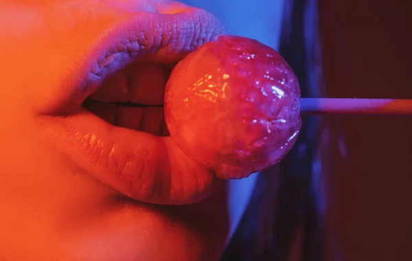 キャンディでセクシーな赤い唇を印刷します アートデザインでは口の中に赤い甘いロリポップ 艶のある女性はロリポップを舐める唇 官能的なセクシー口とともにキャンディーコンセプト楽しみ美しいです女性の唇 — ストック写真