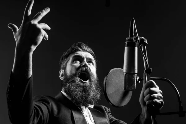 Sänger Singen Rock Tonproduzent Nimmt Song Einem Musikstudio Auf Aufgeregte — Stockfoto