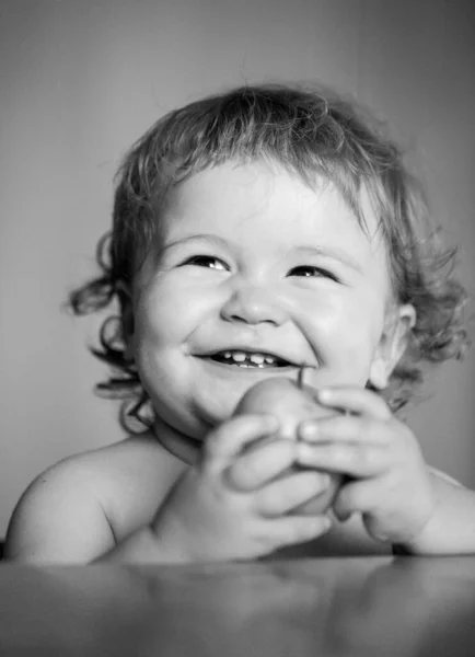 Sonriente Bebé Feliz Con Manzanas Disfruta Momento Comer Comida Saludable —  Fotos de Stock