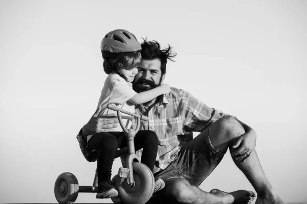 Sohn Umarmt Vater Papa Hilft Kind Beim Fahrradfahren — Stockfoto