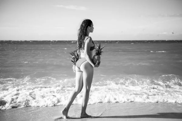 Sporty Back Sexy Butt Beautiful Woman Bikini Pineapple Sea Background — Stockfoto