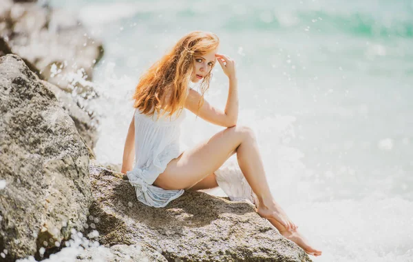 Летний Сон Сексуальная Женщина Сидящая Скалистом Пляже Против Синих Волн — стоковое фото