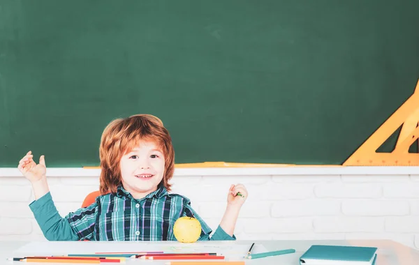 Bambino Talento Ragazzo Sta Imparando Classe Sullo Sfondo Della Lavagna — Foto Stock