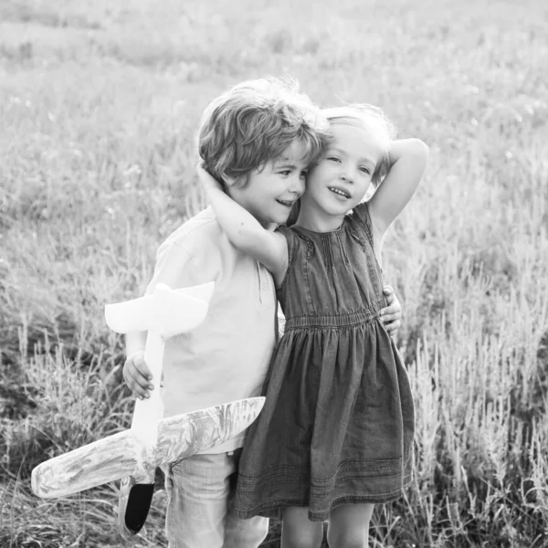아이의 친절과 시절의 시절의 액티브 화창한 여름날 황금밭을 귀여운 아이들 — 스톡 사진