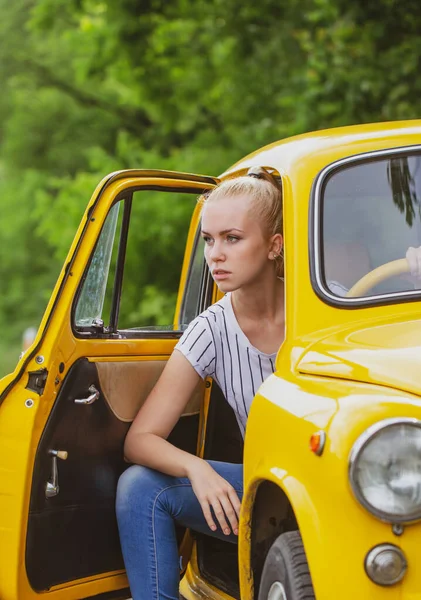 Condutora Rapariga Carro Retro Estilo Automóvel Moda Antiga — Fotografia de Stock