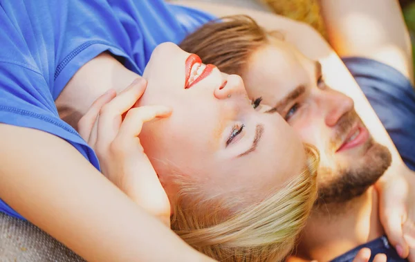 Pareja Joven Enamorada Abrazándose Historia Amor — Foto de Stock