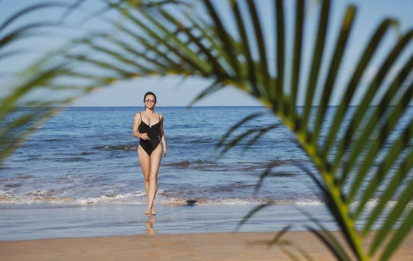 Jovem Mulher Feliz Correndo Descalça Praia Praia Verão Mar — Fotografia de Stock