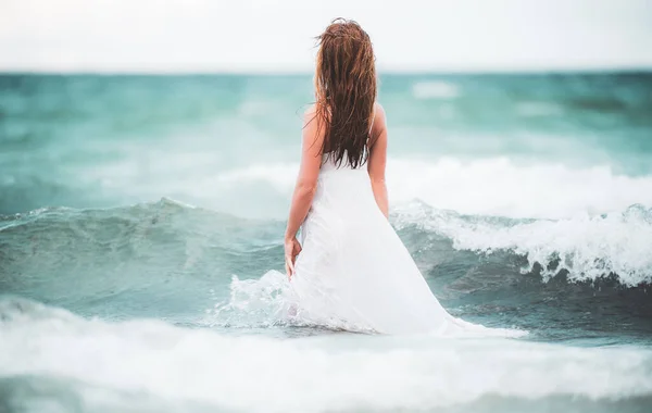 Молодая Женщина Природе Красивым Морем Голубым Небом Концепция Летнего Отдыха — стоковое фото