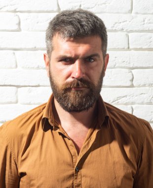 Ciddi yüzlü yakışıklı bir adamın portresi