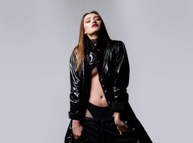 Seksi bir kadın. Moda elbiseli moda kadını, modern moda lüks modeli. Güzel bir kız. Moda elbisesi giyiyor.
