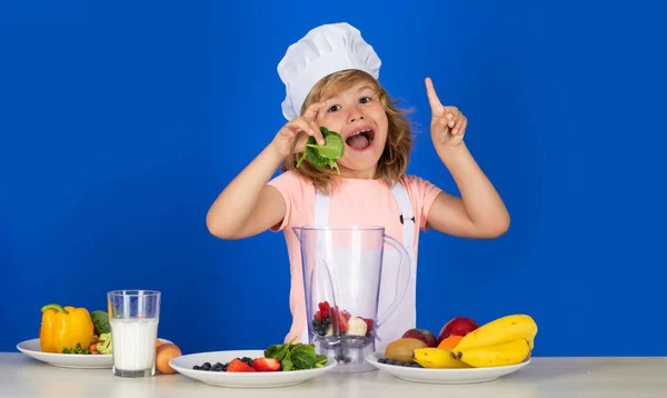 Παιδί Σεφ Μάγειρας Ετοιμάζει Τρόφιμα Απομονωμένο Μπλε Στούντιο Φόντο Παιδιά — Φωτογραφία Αρχείου