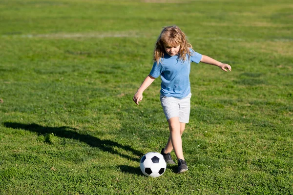 Piłkarzyku Dziecko Gra Futbol Chłopak Kopie Piłkę Szkolenia Dla Dzieci — Zdjęcie stockowe