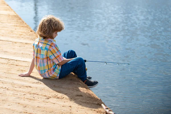 川や湖での子供釣り 若い子供の漁師 夏の屋外レジャー活動 小さな男の子がロッドで川にぶらついて — ストック写真