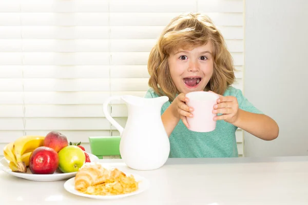 Çocuk Yemek Yiyor Çocuklar Için Sağlıklı Beslenme Tatlı Çocuk Sabah — Stok fotoğraf