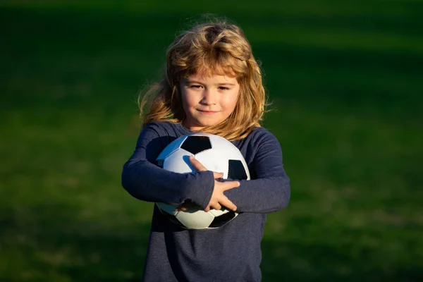 Chłopiec Gra Futbol Boisku Dzieciak Gra Piłkę — Zdjęcie stockowe