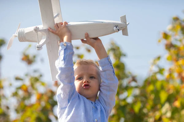 Glad Unge Leker Med Leksak Flygplan Mot Blå Himmel Bakgrund — Stockfoto
