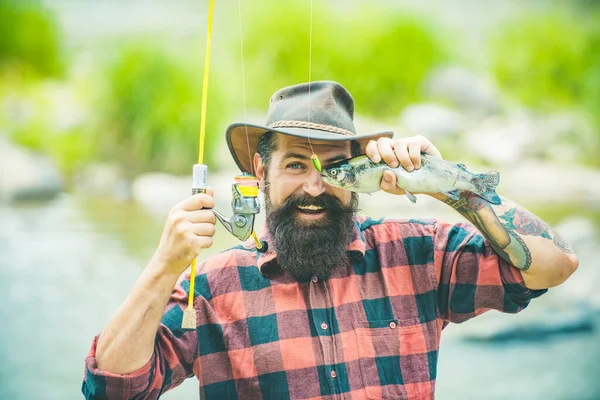 Fiskehobby Och Sommarhelg Roliga Skäggiga Män Fiskare Med Metspö Och — Stockfoto