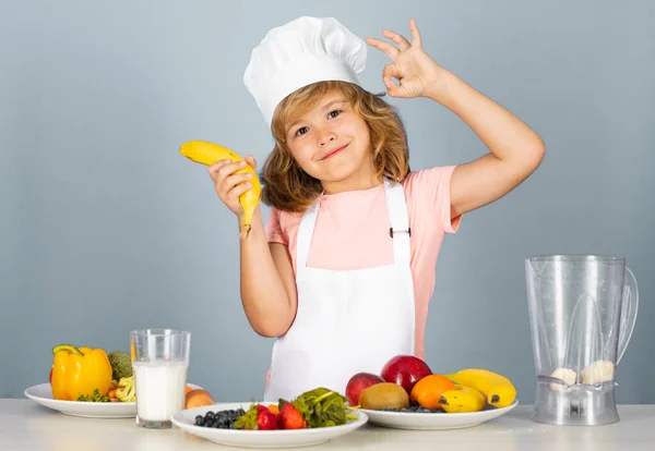 Παιδί Καπέλο Σεφ Και Ποδιά Μαγειρεύει Μικρός Μάγειρας Κρατάει Μπανάνα — Φωτογραφία Αρχείου