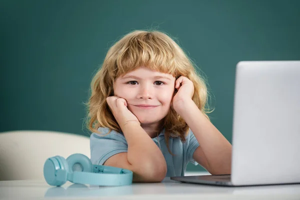 Leuke Kleine Student Jongen Met Behulp Van Laptop Computer Klas — Stockfoto