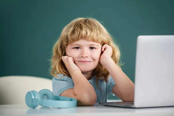 Bonito Menino Estudante Usando Computador Portátil Aula Escola — Fotografia de Stock