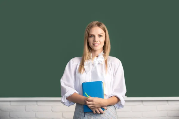 Middelbare School Student Holding Boek Buurt Van Schoolbord Het Leren — Stockfoto