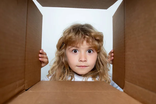 Удивленный Ребенок Распаковывает Вещи Открывает Коробку Заглядывает Внутрь Пакет Доставка — стоковое фото