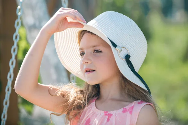 Yaz Parkında Güzel Bir Kızın Portresi Dışarıdaki Sevimli Genç Kızın — Stok fotoğraf