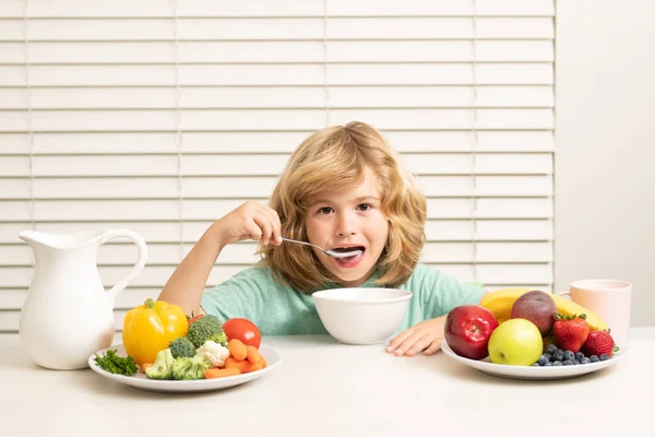 Маленький Мальчик Завтракает Детское Питание Развитие Утренняя Закуска Мюсли Зерновой — стоковое фото