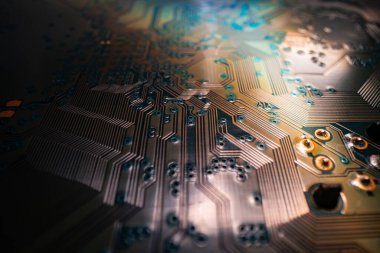 Elektronik devre kartı teknolojisi geçmişi. Elektronik plaka kalıbı. Devre kartı, elektrik şeması. Teknoloji geçmişi. Mikroçipleri ve kapasitörleri alınmış elektronik mikro devre.