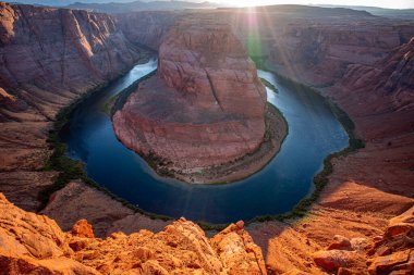 Arizona ABD 'de Colorado Nehri' nde Manzaralı At nalı Bükme Kanyonu. Arizona Büyük Kanyon Sayfası