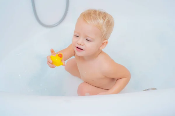 Barn Leker Badkaret Tvätta Spädbarnshygien Och Hälso Och Hudvård Barnhygien — Stockfoto