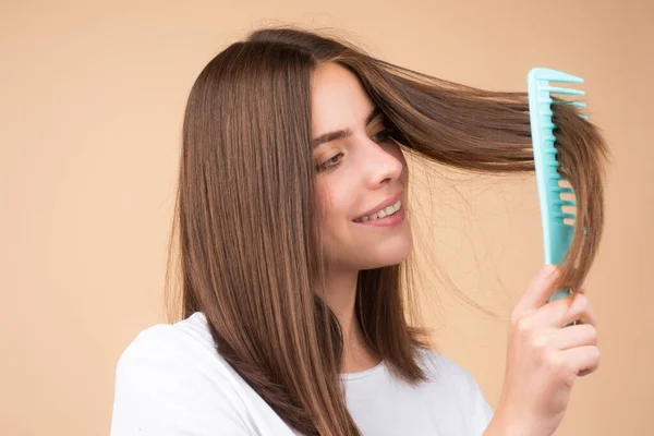 Close Portrait Happy Beautiful Girl Shiny Hair Comb Attractive Smiling — Stock Photo, Image