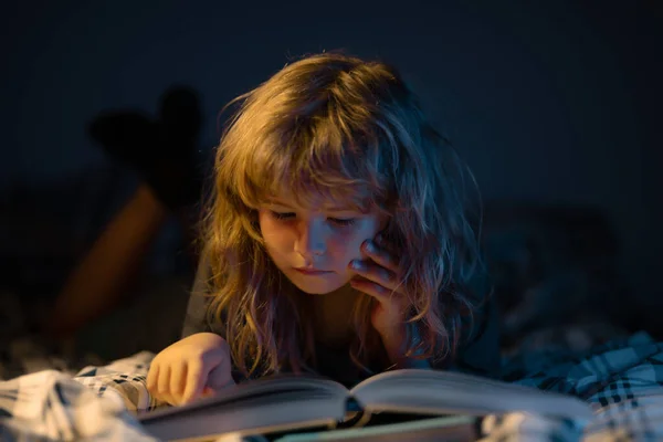 Liten Söt Pojke Som Läser Bok Som Ligger Sängen Barn — Stockfoto