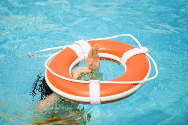 Una Persona Que Ahoga Equipo Emergencia Rescate Agua Anillo Rescate — Foto de Stock