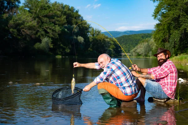 Fångar Fisk Far Och Mogen Son Fiskare Fiske Med Ett — Stockfoto