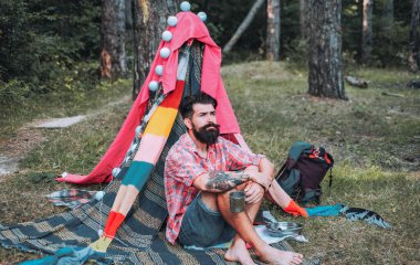 Güneşli bir günde kamp çadırı. Doğaya geri dönmek için kamp yapmak. Yaz kampı ve doğa turizmi. Kamp ve yürüyüş konsepti