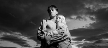 Birbirine aşık çiftler, birbirine sarılıp kucaklaşan şehvetli aşıklar. Banner, boşluğu kopyala