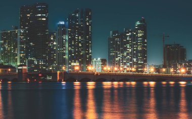 Şehir merkezinde Miami gecesi. Miami City Skyline Biscayne Körfezi 'nden izlendi