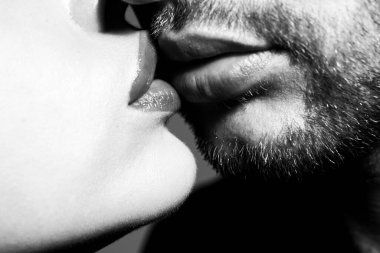 Dudaklar öpüşür. Romantik genç çiftin yakın çekimi birbirlerini öpüyor. Sevgililer günü aşkı güzel