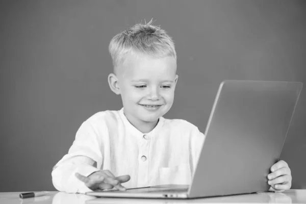 Schattig Lachend Kind Met Behulp Van Laptop Computer Kid Boy — Stockfoto