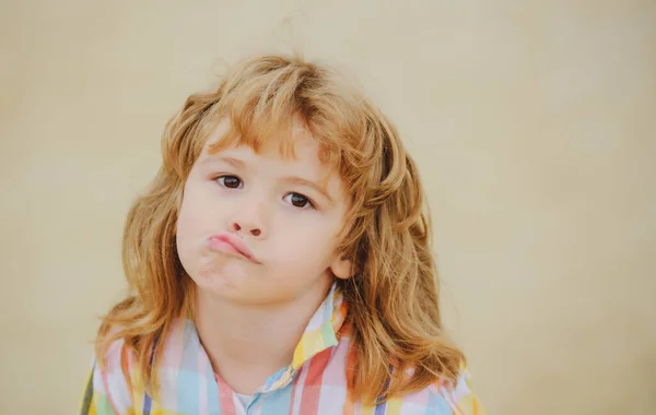 Emoções Infantis Miúdo Infeliz Confuso Infância Isolado Engraçado Menino — Fotografia de Stock