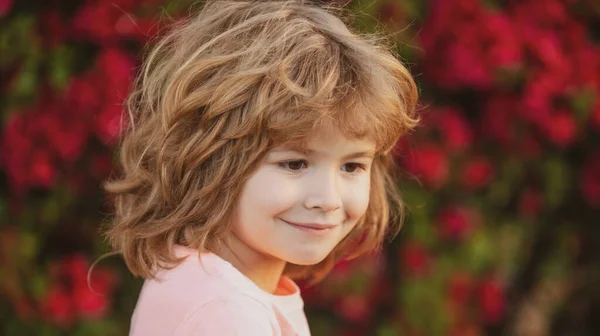 Kinderportret Buiten Schattig Kind Met Een Lachend Gezicht — Stockfoto