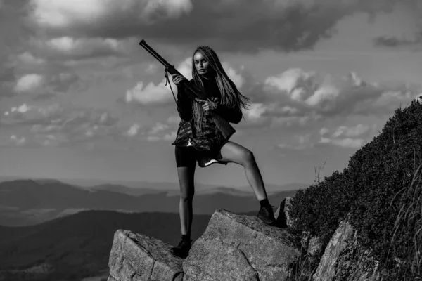 Avcı Kız Amerika Avlanmak Genç Avcı Kadın Silah Tutuyor Ormanda — Stok fotoğraf