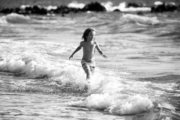 Junge Kind Springt Meereswellen Sprung Sprung Plätschert Das Meer Dahin — Stockfoto
